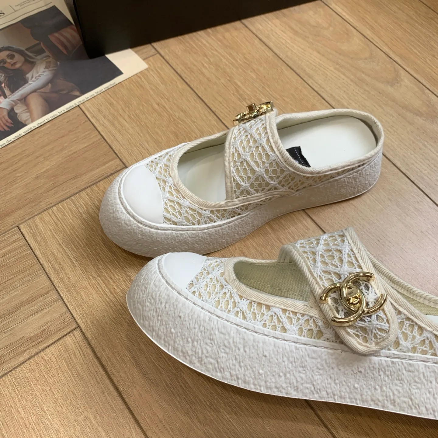 👟👟Ex-factory price 540👟👟 🍀Chanel Chanel 24P Xiaoxiang's latest hot style big-toe shoes, doll shoes, casual sports shoes, white shoes, loafers Xiaoxiang's big-toe shoes this season are cool and cute. The toe and lace surface are eye-catching. The sense of elegance in casual is overwhelming. The classic design with metal round buckle is particularly eye-catching. The flat design is extremely comfortable. Daily matching, a must-have tool for looking cool when going out on the street. Fabric: original customized lace + special materials. Lining: original cloth. Foot pads: sheepskin. Sole: original molded non-slip TPU outsole. Bottom thickness: 3.5CM. Size: 35-41 (customized for 40 and 41) 👉